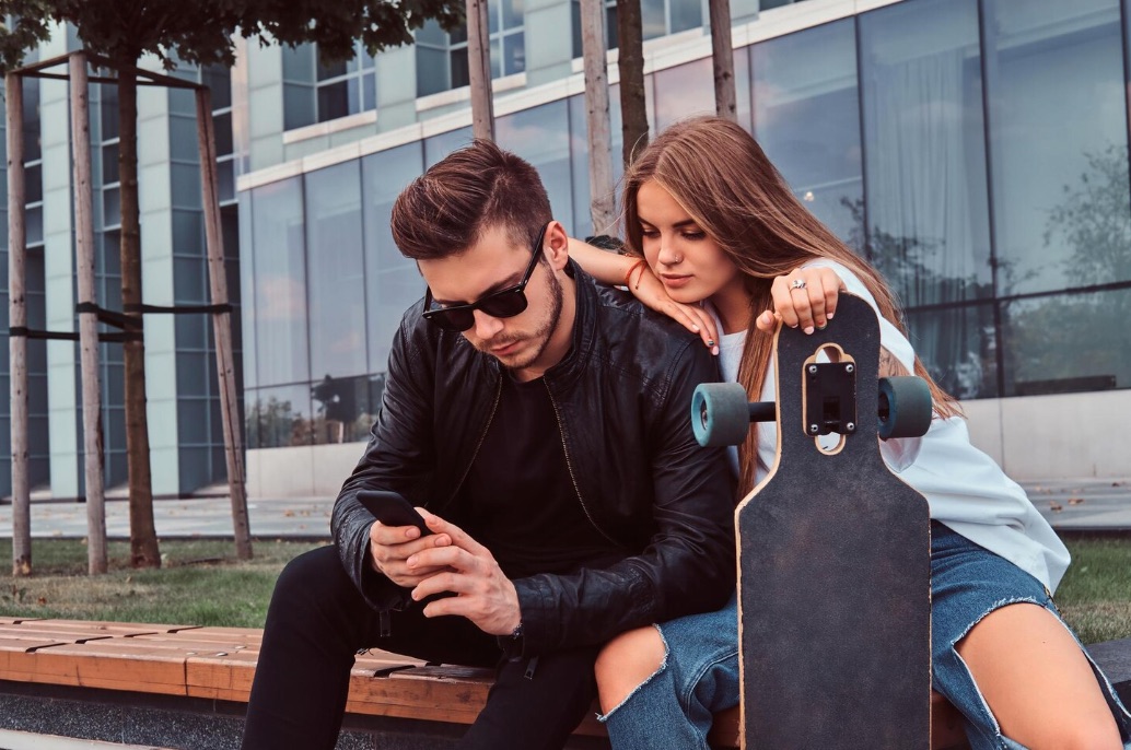 Coppia in mobilità urbana moderna